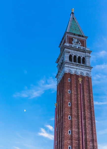 Saint işaretleri çan kulesi gökyüzü karşı — Stok fotoğraf