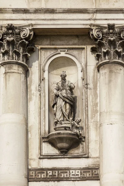 Homme dans la niche sur l'église — Photo
