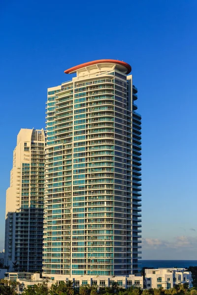 Moderna torre de condominio — Foto de Stock