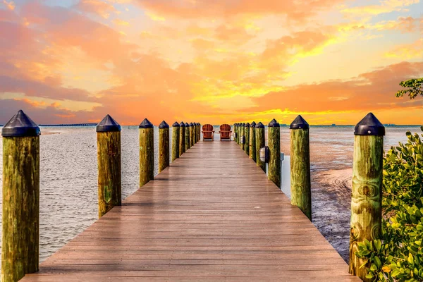 Twee stoelen op de pier — Stockfoto