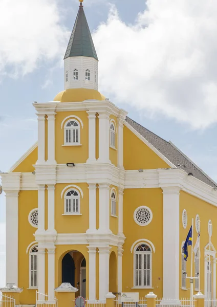 Κίτρινο εκκλησία σε Βίλλεμσταντ — Φωτογραφία Αρχείου