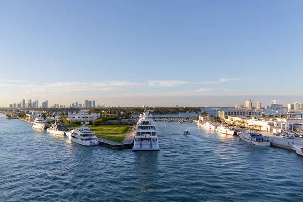 White Yacht atracado en Fort Lauderdale —  Fotos de Stock