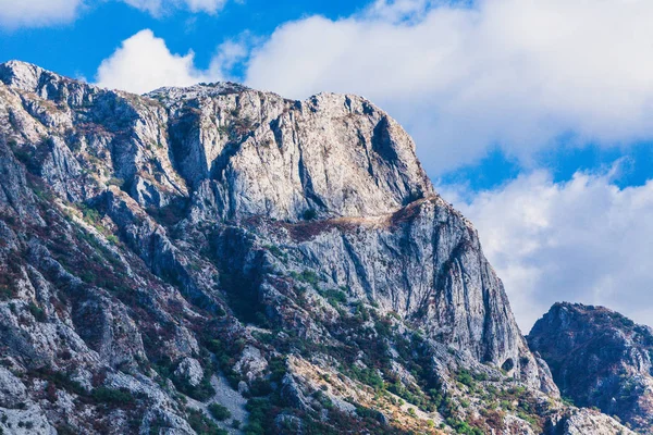 Dağ Cliff üzerinde güneş ışığı