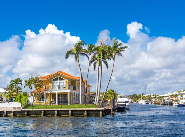 Duży dom w Fort Lauderdale — Zdjęcie stockowe