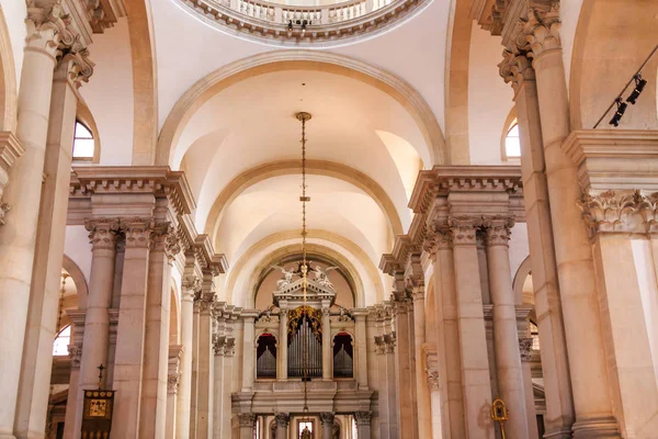 Tuyaux et colonnes dans l'église de Venise — Photo