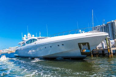 Intracoastal içinde demirleyen White yat