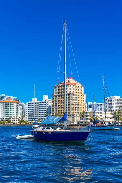 Segelboot in der Binnenküste — Stockfoto