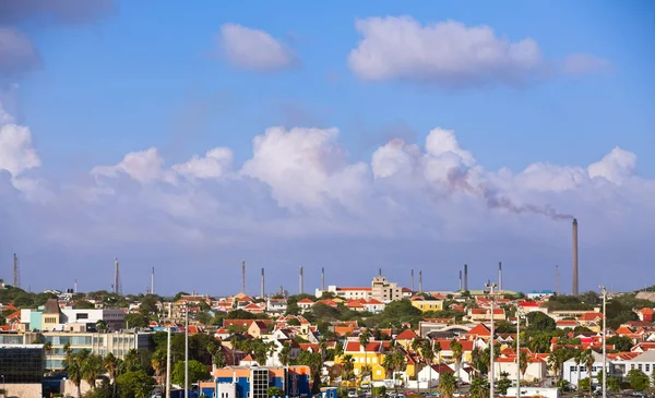 Smokestacks su Curacao — Foto Stock