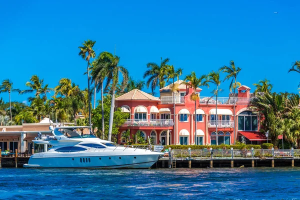 Yacht à Coastal Mansion — Photo