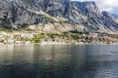 Kotor Körfezi içinde kayık