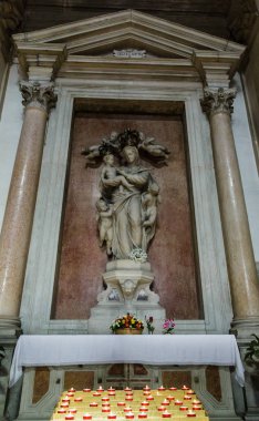 Kilisede Adak mumları