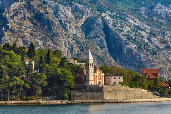 Piękny mały kościół w mieście Kotor — Zdjęcie stockowe