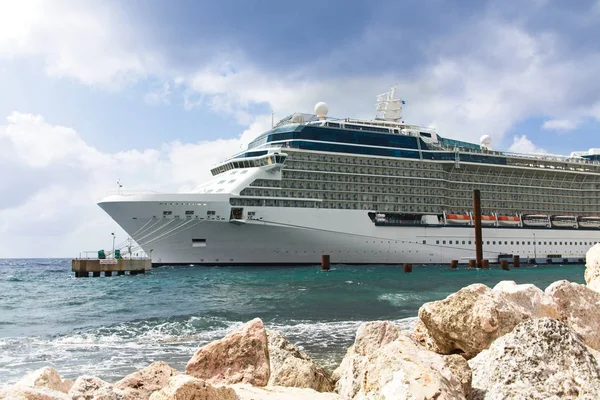 Kreuzfahrtschiff jenseits der Felsen — Stockfoto