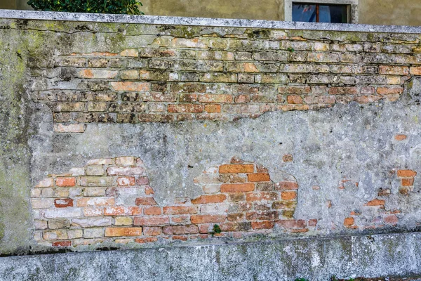 Старий цегляної стіни покриті Розчинонасоси — стокове фото