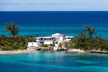 Evin üstünde parmak kasırga hasar ile arazinin