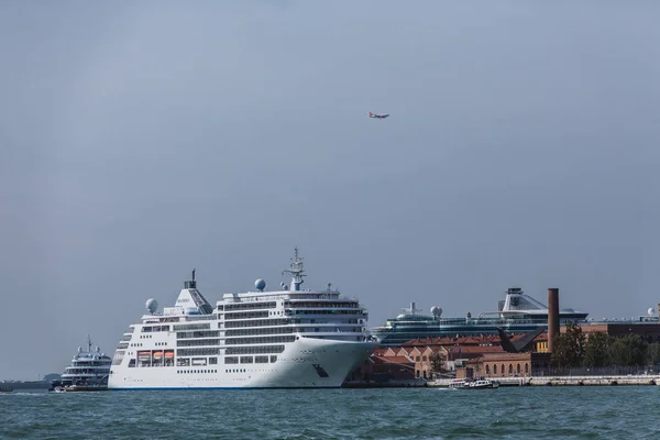 Vliegtuig Over cruiseschepen in Venetië — Stockfoto