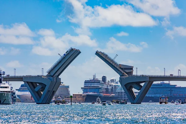 Kreuzfahrtschiffe jenseits offener Zugbrücke — Stockfoto