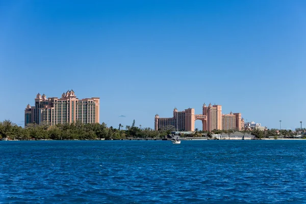 Massives rosafarbenes Resort in der Bucht — Stockfoto