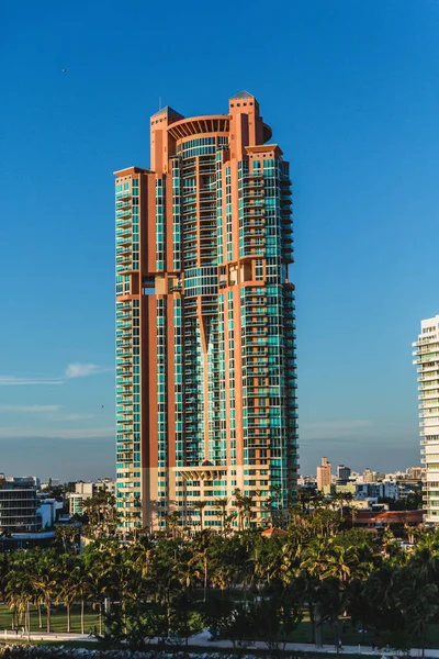 Modernt lägenhetshotell Tower — Stockfoto