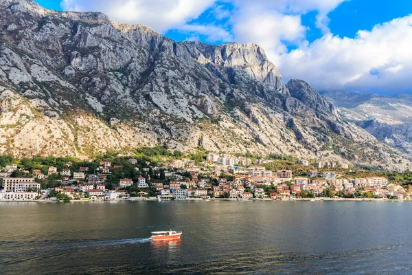 Liten röd båt i fjärden av Kotor — Stockfoto