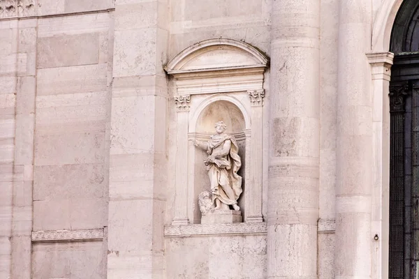 Estátua na Igreja de Veneza — Fotografia de Stock