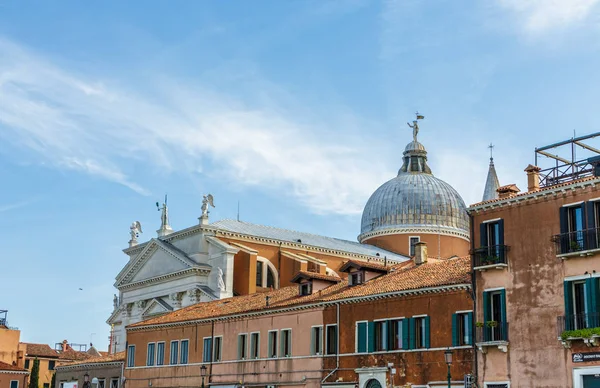 Venecia Iglesia más allá de los antiguos edificios de ladrillo —  Fotos de Stock