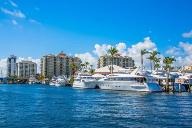 Intracoastal içinde demirleyen White yat