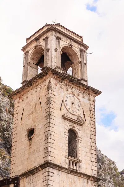 Tour de l'horloge avec cloches sur la tour — Photo