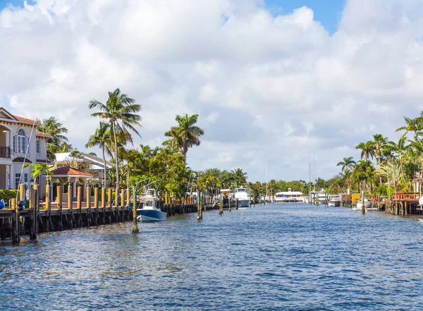 Boote auf dem Kanal — Stockfoto