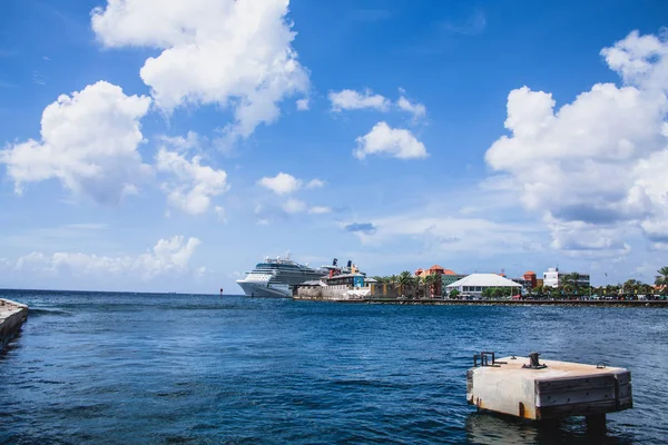 Cruise Ship Beyond Harbor — Stock Photo, Image