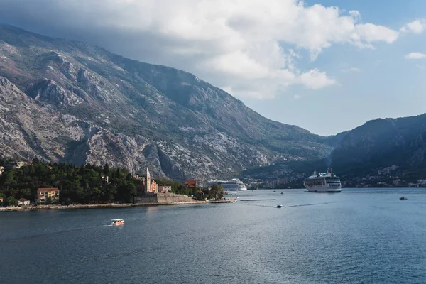 Bir feribot arka planda kilise ile — Stok fotoğraf