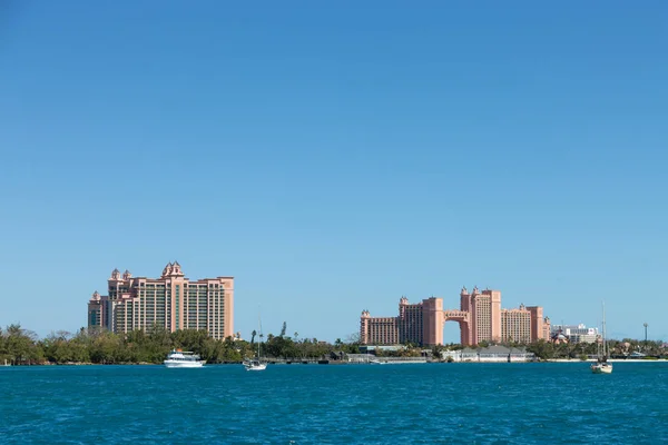 Enorme roze Resort op blauw Water — Stockfoto