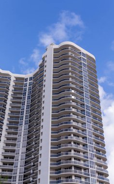 Kıvrımlı kınamak balkon