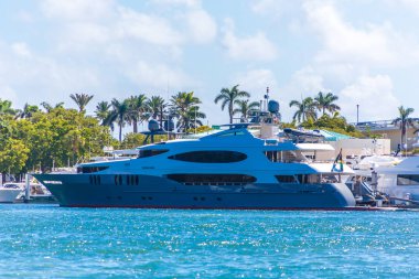 Intracoastal içinde demirleyen White yat