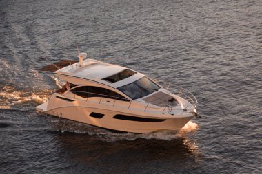 Intracoastal içinde demirleyen White yat