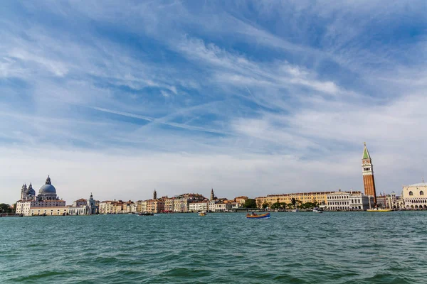 Boats in Channel by Saint Marks Square — Stock Photo, Image