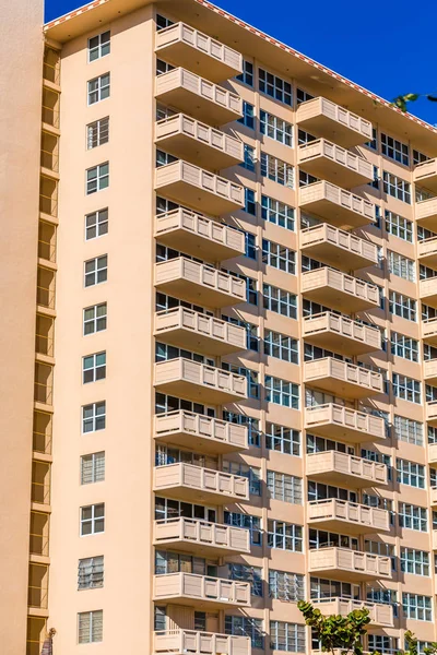 A Coastal Condo Building — Stock Photo, Image