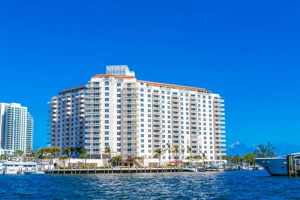 A Coastal Condo Building — Stock Photo, Image