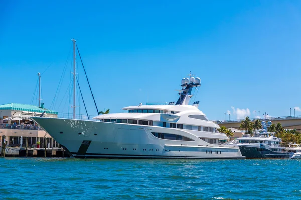 Bateau blanc mouillé dans l'Intracoastal — Photo