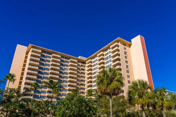 Un edificio de condominio costero — Foto de Stock