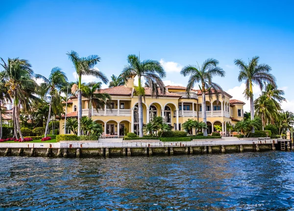 Yate en Coastal Mansion — Foto de Stock