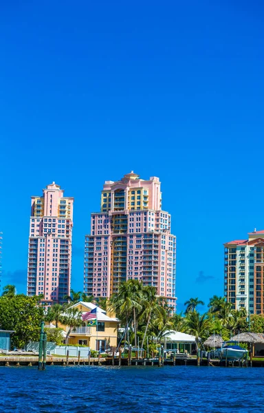 A Coastal Condo Building — Stock Photo, Image