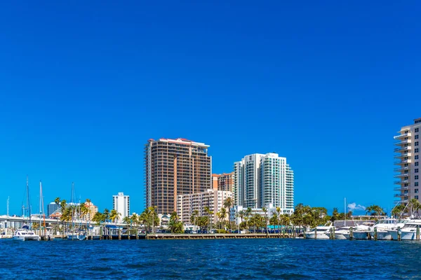 Un edificio de condominio costero — Foto de Stock