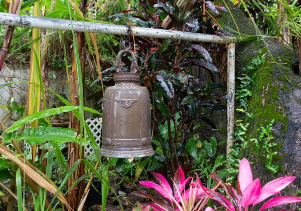 Campana en el jardín —  Fotos de Stock