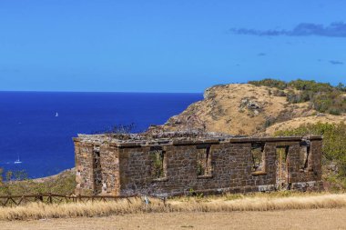 Eski duvarın üstünde deniz