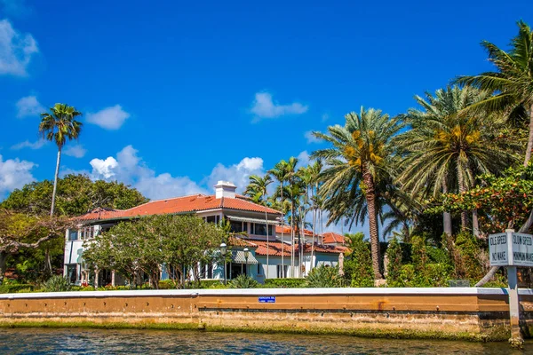 Fort Lauderdale şehrinde büyük ev — Stok fotoğraf