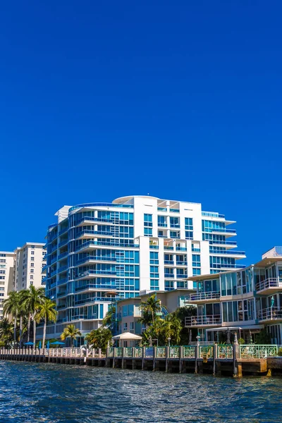 Un edificio de condominio costero — Foto de Stock