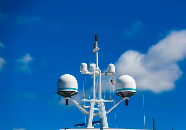 Équipement satellite sur Yacht — Photo