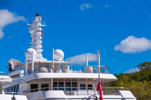 Attrezzatura satellitare su yacht — Foto Stock
