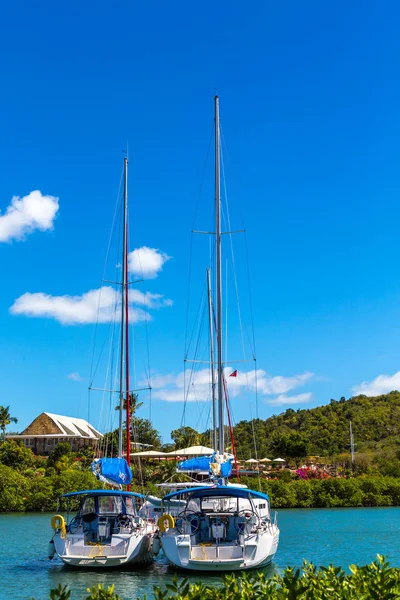 Zwei Segelboote zusammen festgemacht — Stockfoto